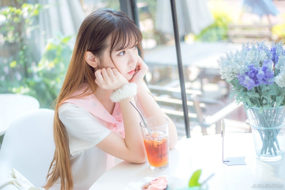 “绑了！”刘璝目光复杂的看了一眼怒吼连连的张任一眼，早有几名战士上前，片刻后，便将张任五花大绑起来。