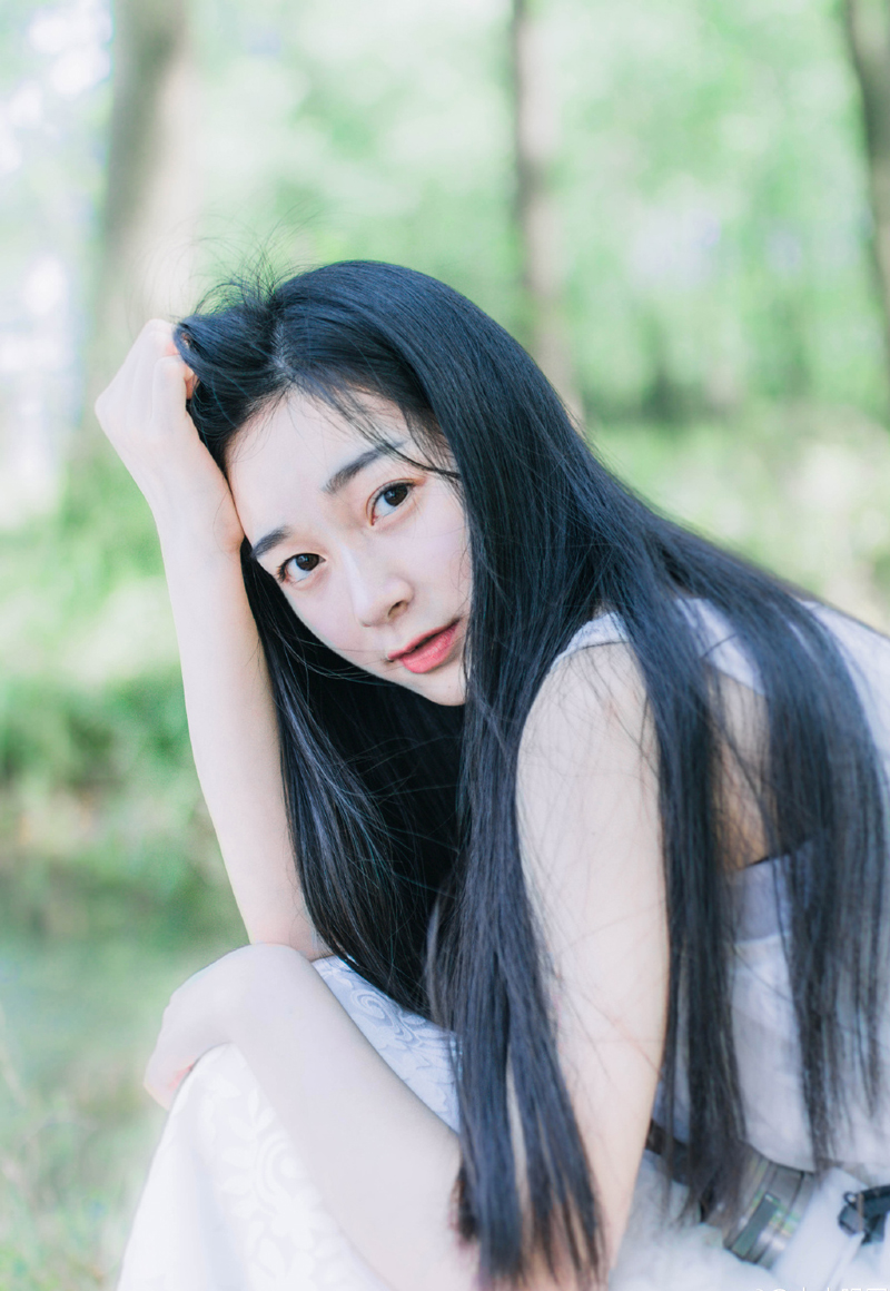 若要结婚，就嫁给一个视你如宝贝的男人，他会宽容你的小毛病，原谅你的不周到;他能照顾你，仿佛你是他的小妹妹;他能溺爱你，仿佛你是他的小宠物;他能赶走你偶尔冒出来的坏情绪，他能抱着你睡觉，给你做枕头，冬天不嫌你冷，夏天不嫌你热。